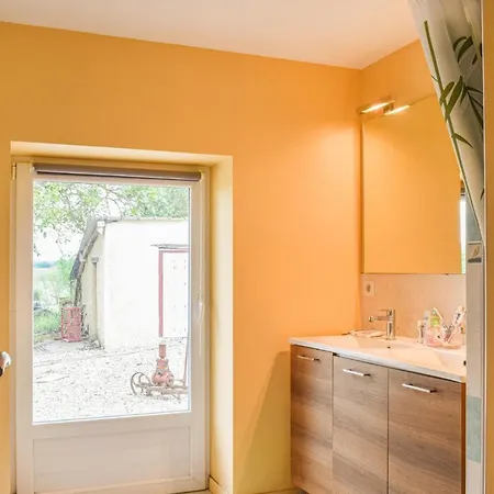 3 Bedroom Gorgeous In Casa de Férias Gondrin